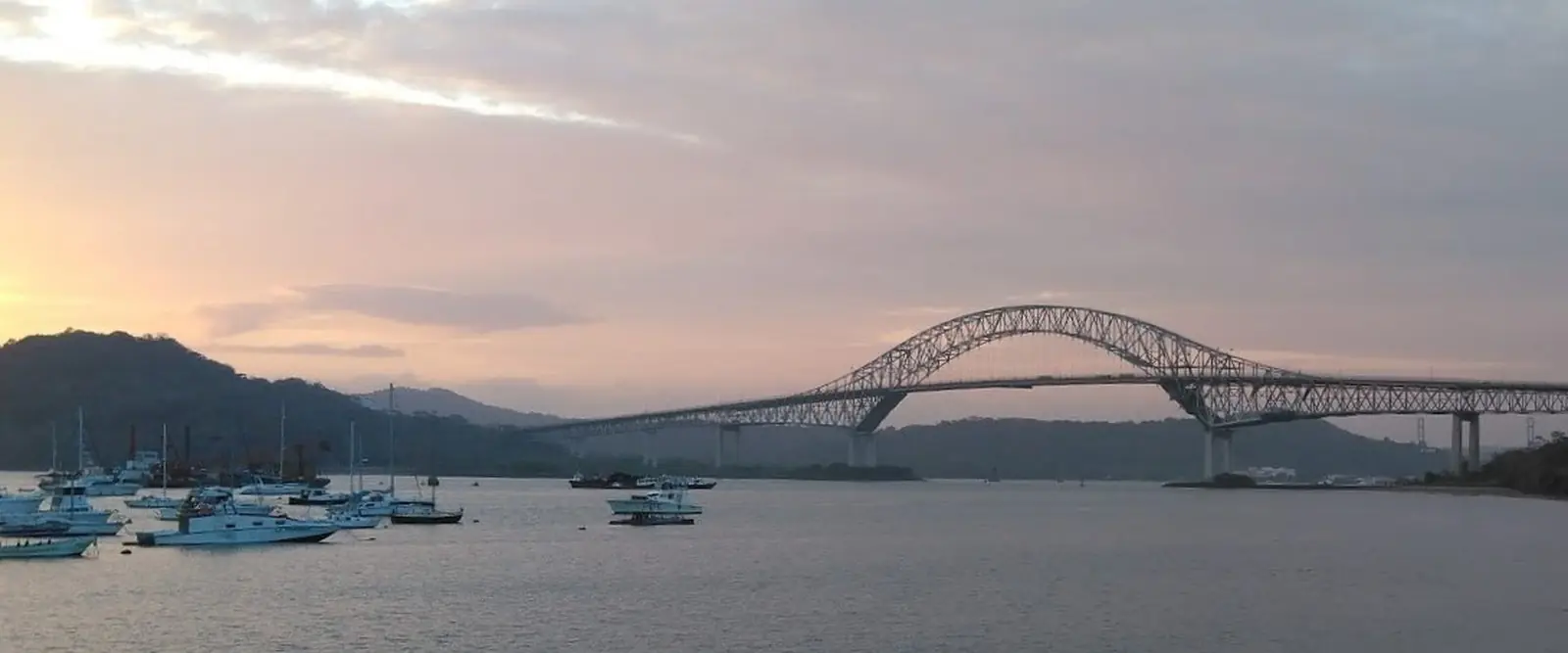 Puente de las Américas al atardecer