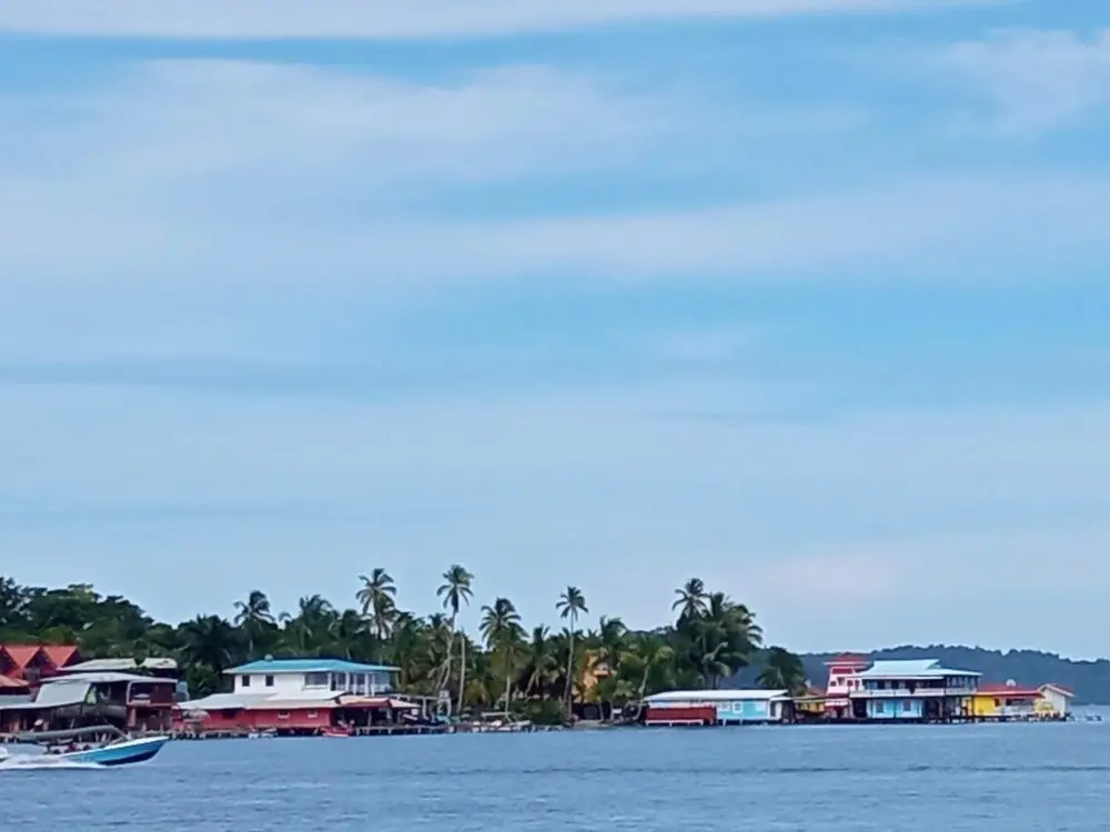 Casas de colores sobre el agua en Bocas del Toro