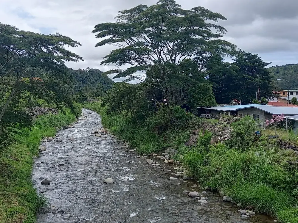 Río de Boquete entre árboles y casas