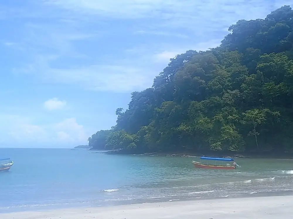 Playa con lanchas junto a la selva en el Golfo de Chiriquí
