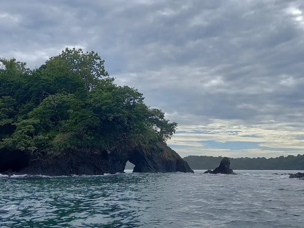 Isla con un arco de roca en el Golfo de Chiriquí