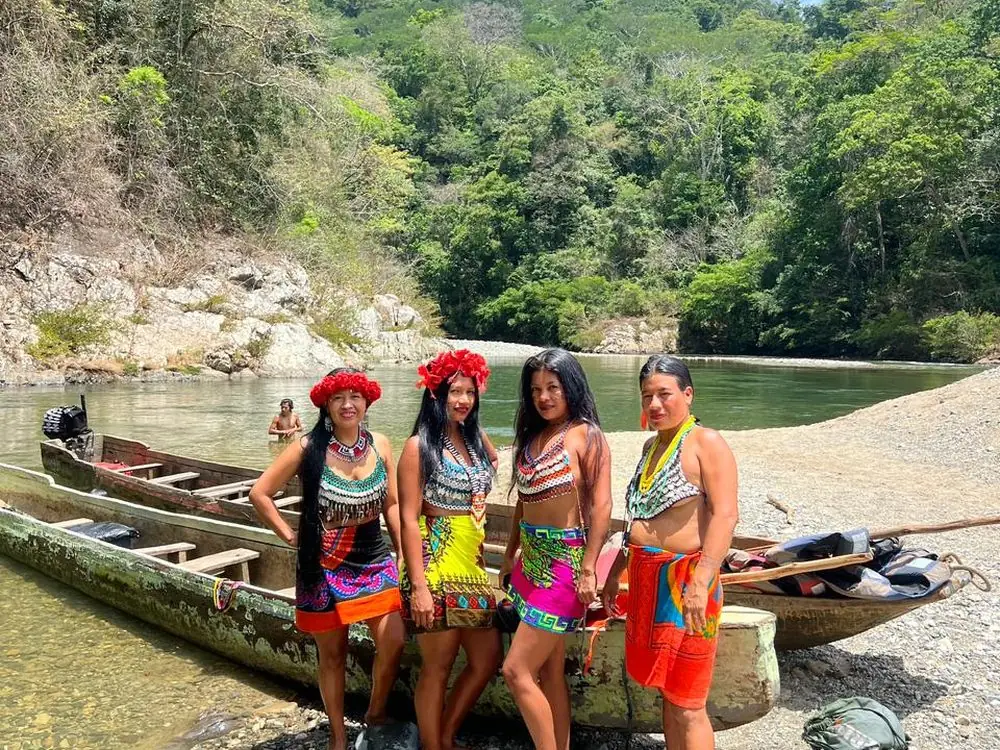 Mujeres emberá junto a sus canoas en el río
