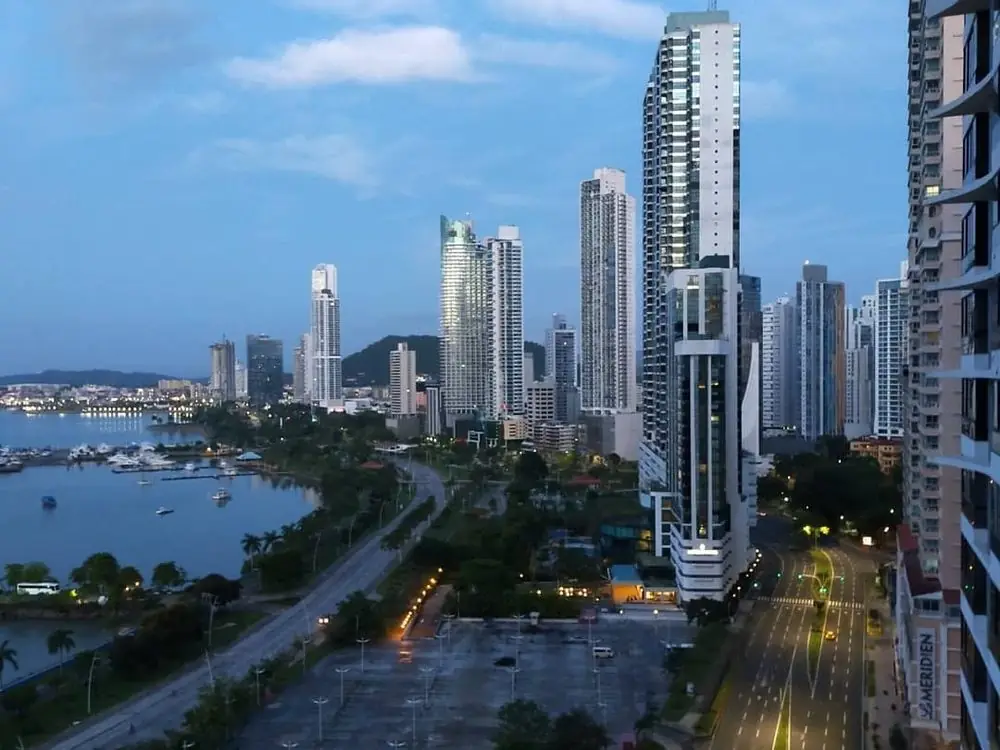 Rascacielos de la Ciudad de Panamá junto a la bahía al anochecer