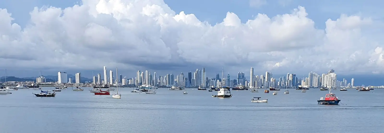 Skyline de la Ciudad de Panamá visto desde la bahía, con barcos fondeados