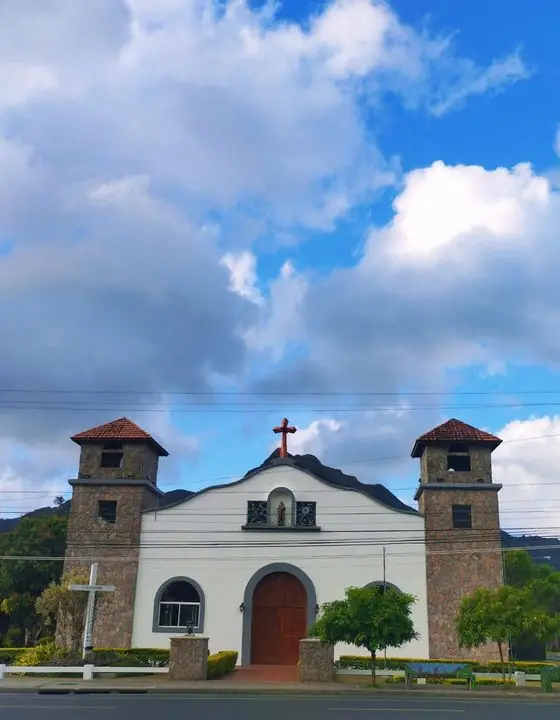 Iglesia de piedra con dos campanarios en El Valle de Antón