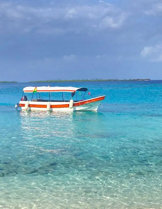 Lancha en las aguas cristalinas de San Blas