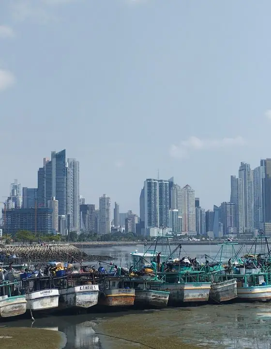 Barcos de pescadores frente al skyline de la Ciudad de Panamá