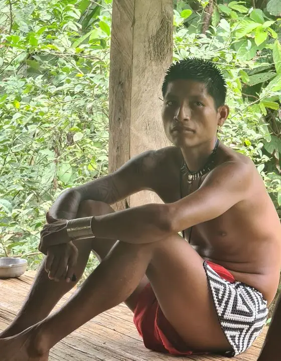 Joven emberá en su comunidad