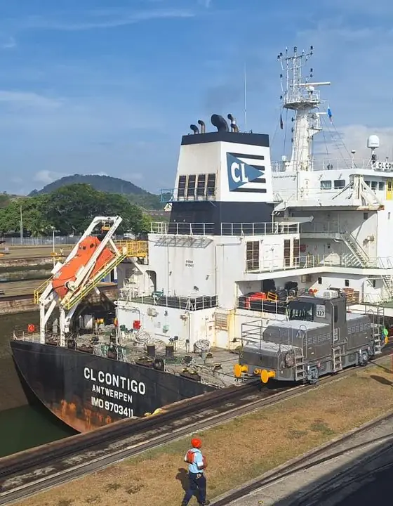 Barco cruzando las esclusas de Miraflores en el Canal de Panamá