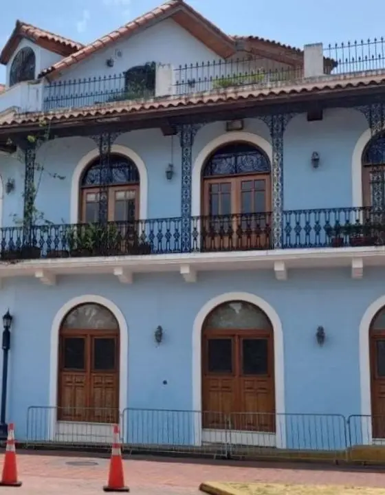 Casa colonial azul en el Casco Viejo
