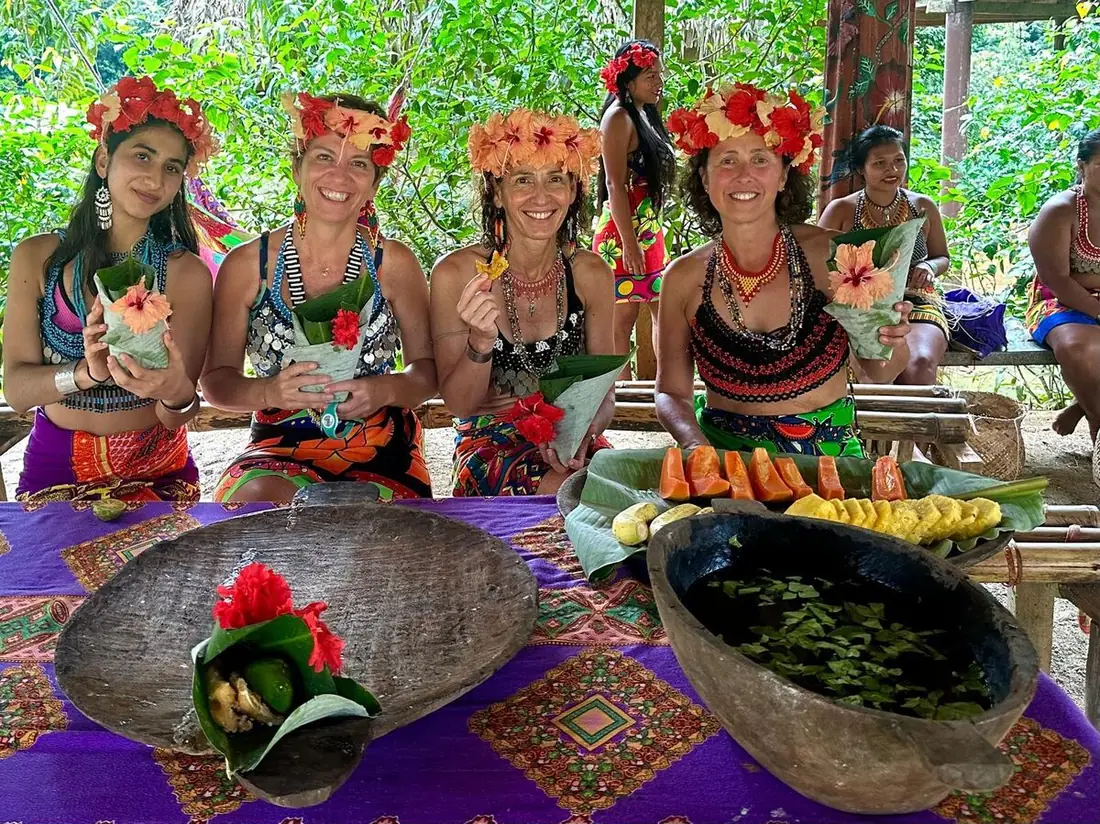 Viajeras con coronas de flores y collares emberá en la comunidad indígena