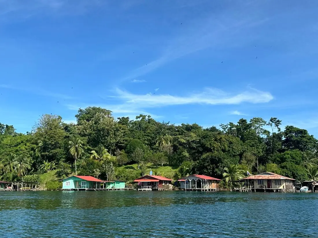 Casas de colores sobre pilotes a la orilla del mar en Bocas del Toro