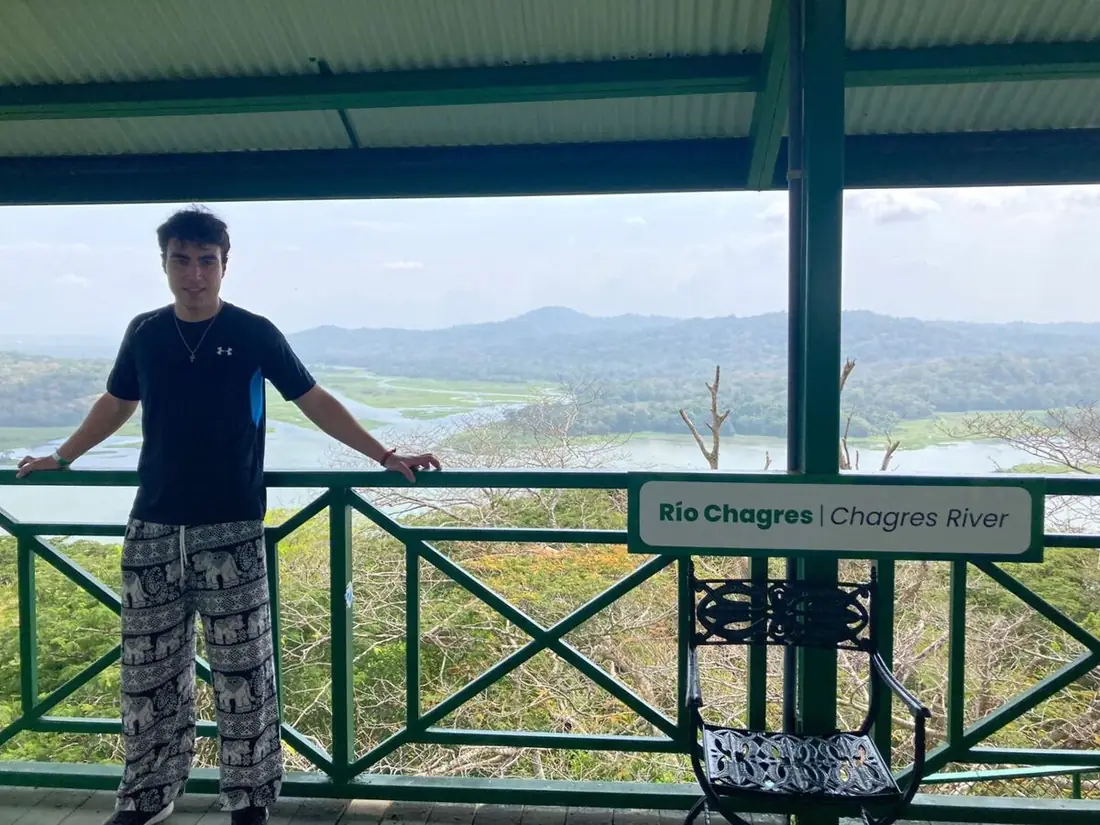 Viajero en un mirador con vistas al río Chagres y la selva