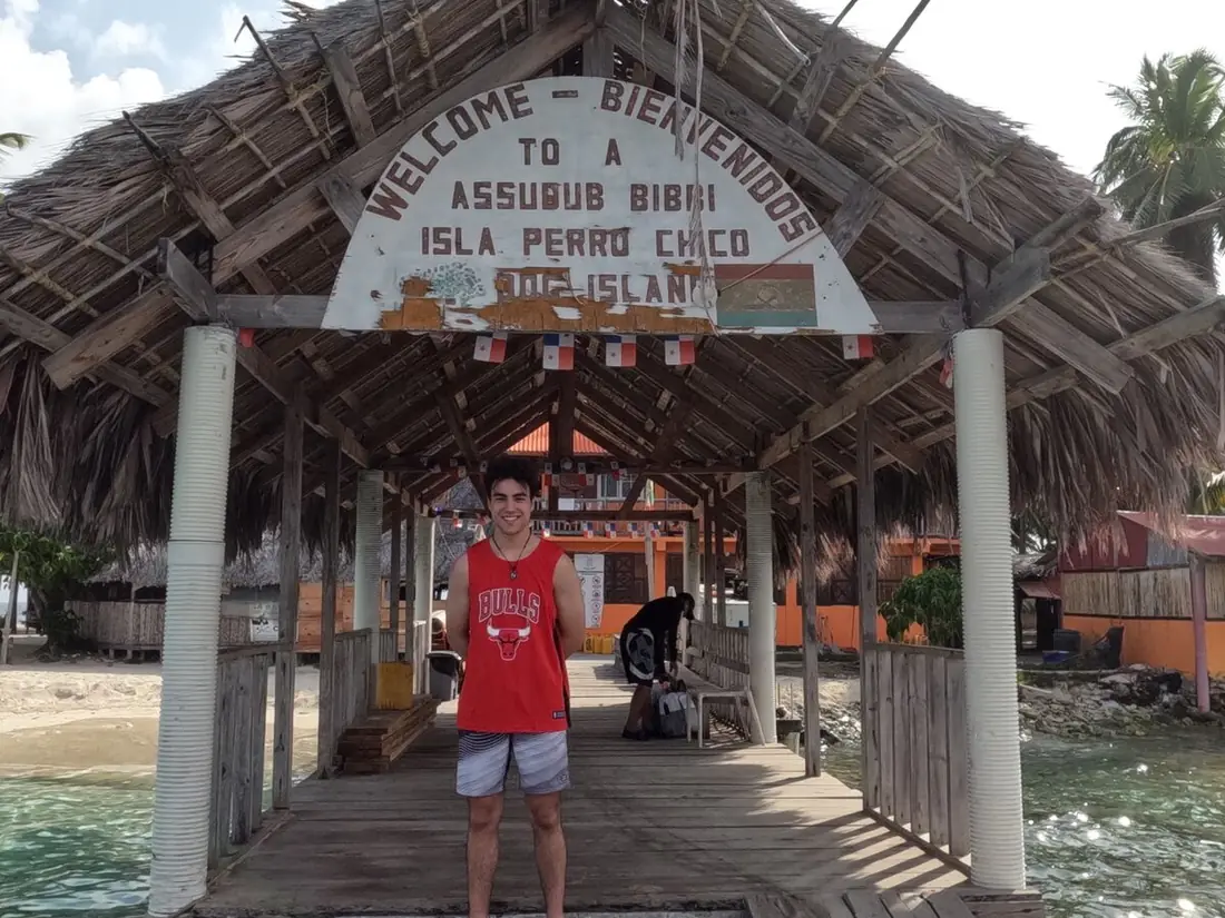 Viajero en el muelle de bienvenida de Isla Perro Chico, en San Blas