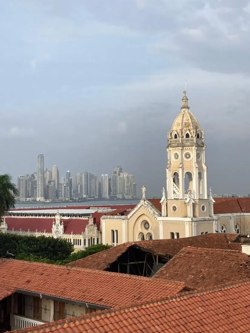 Campanario de la iglesia de San Francisco en el Casco Viejo con los rascacielos al fondo