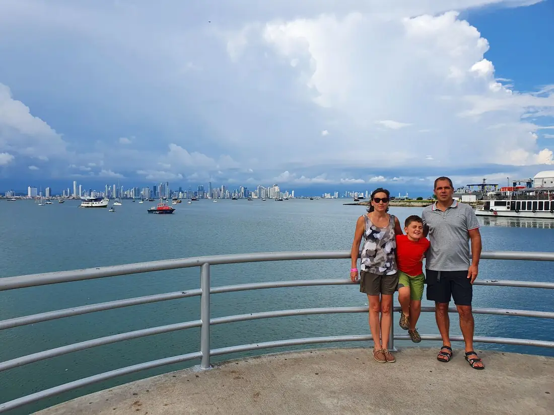 Familia en un mirador de la Calzada de Amador con el skyline de la Ciudad de Panamá al fondo