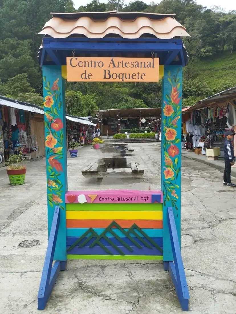 Marco de madera pintado a mano a la entrada del Centro Artesanal de Boquete