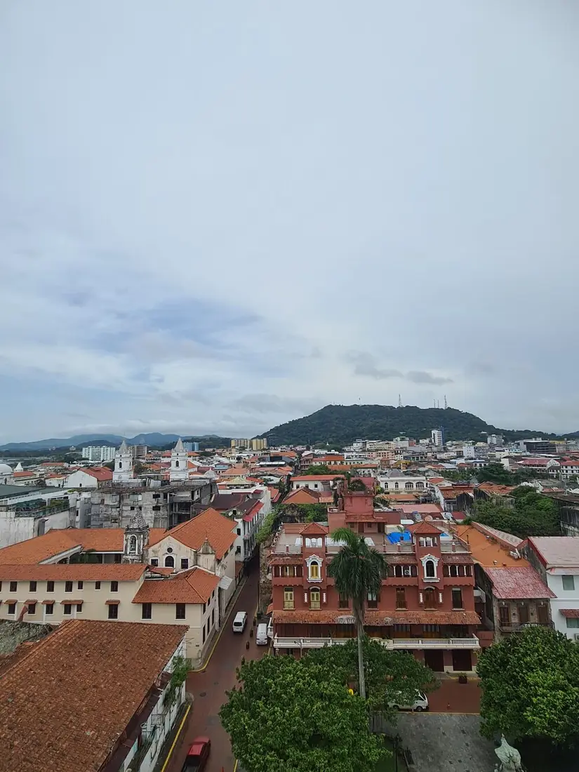 Tejados del Casco Viejo con el cerro Ancón al fondo