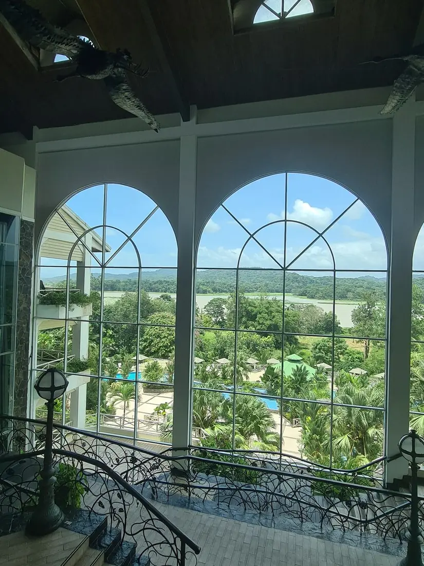 Ventanales en arco de un hotel con vistas a la selva y al río Chagres