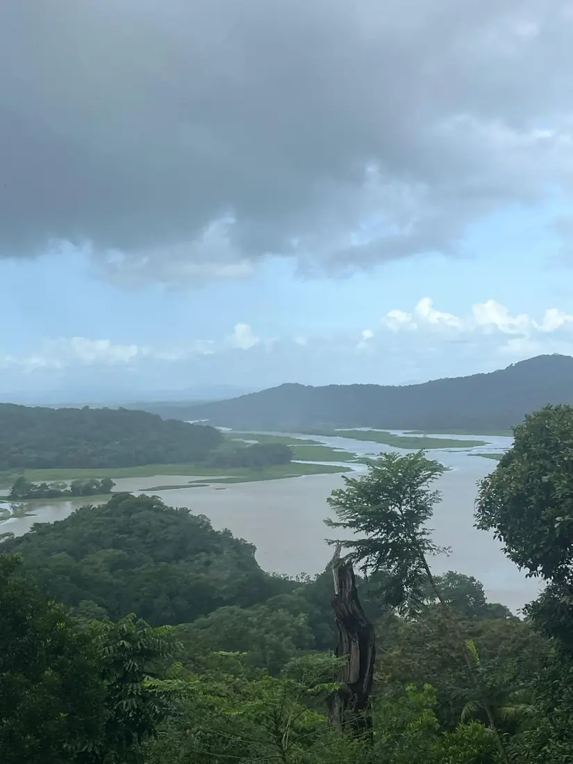 Vista del río Chagres entre colinas de selva bajo un cielo de nubes