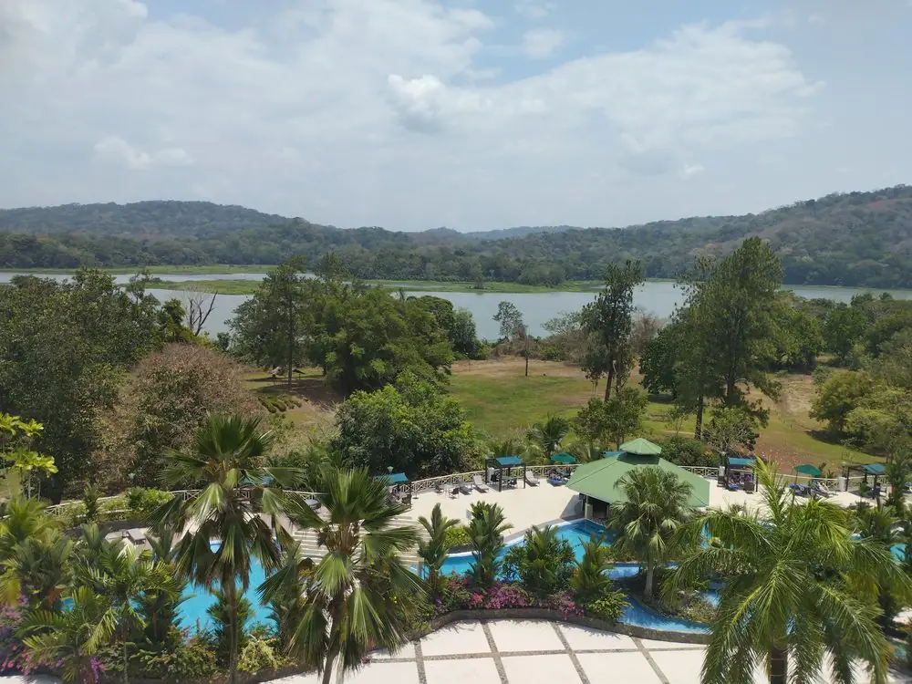 Vista del lago Gatún y la piscina del hotel