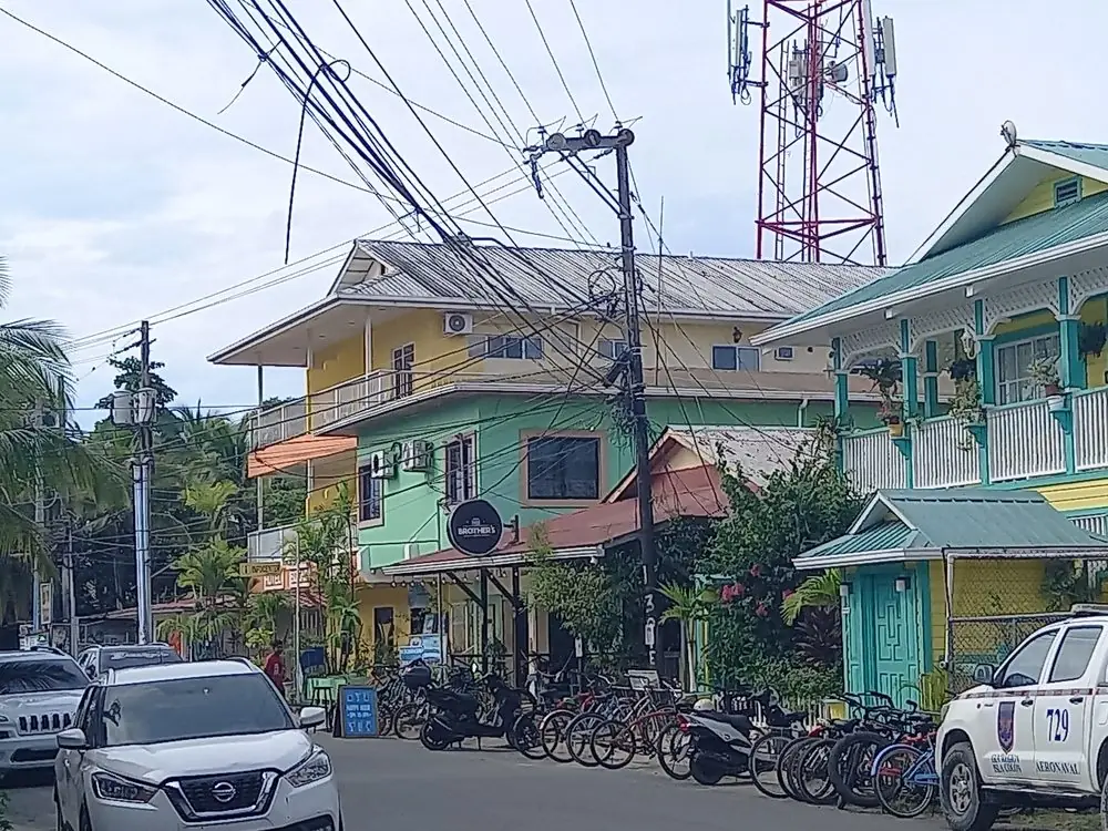 Calle con casas de colores en Bocas del Toro