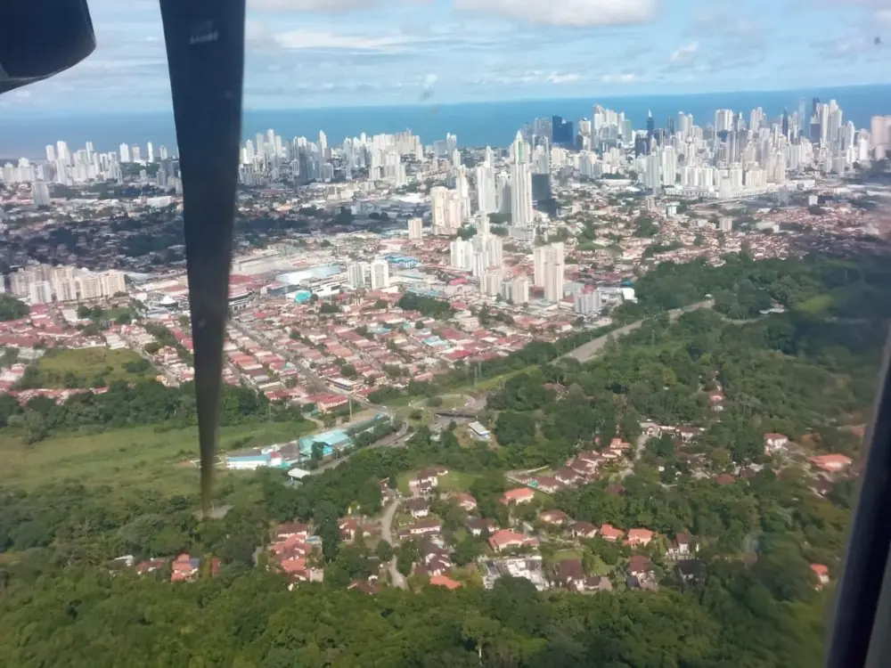 Ciudad de Panamá desde la ventanilla de la avioneta
