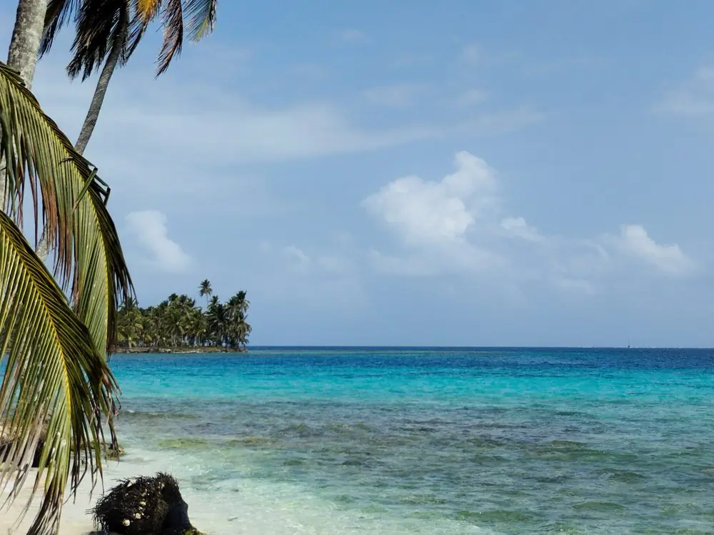 Playa de San Blas con palmeras y agua turquesa