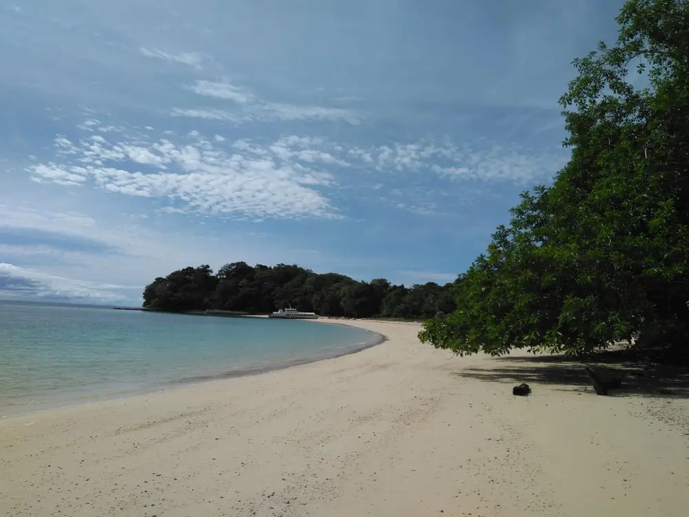 Playa en curva en el archipiélago de Las Perlas